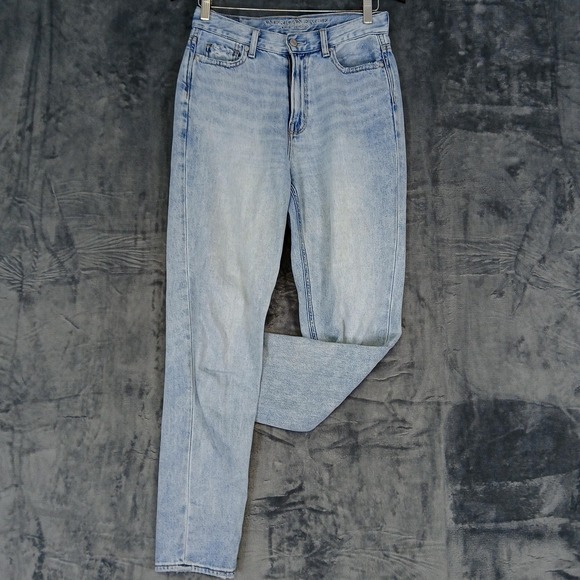 American Eagle Outfitters Denim - American‎ Eagle Outfitters Jeans Womens 4 Long Light Wash Mom Jean High Rise